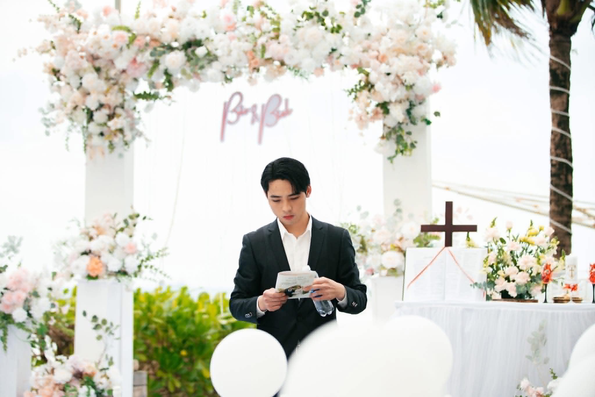MC Thanh Hiếu xem lại kịch bản trước cổng hoa trong lễ cưới bên biển