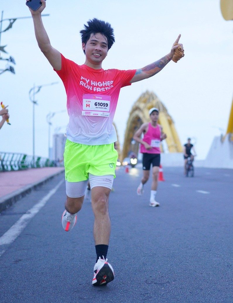 Thanh Hiếu về đích giải bán marathon 21km, hai tay dang rộng, số báo danh 61059